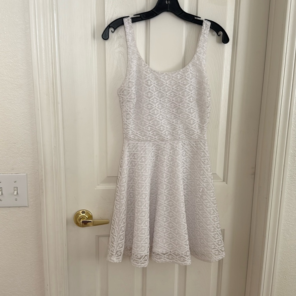 Elegant White Sleeveless Dress